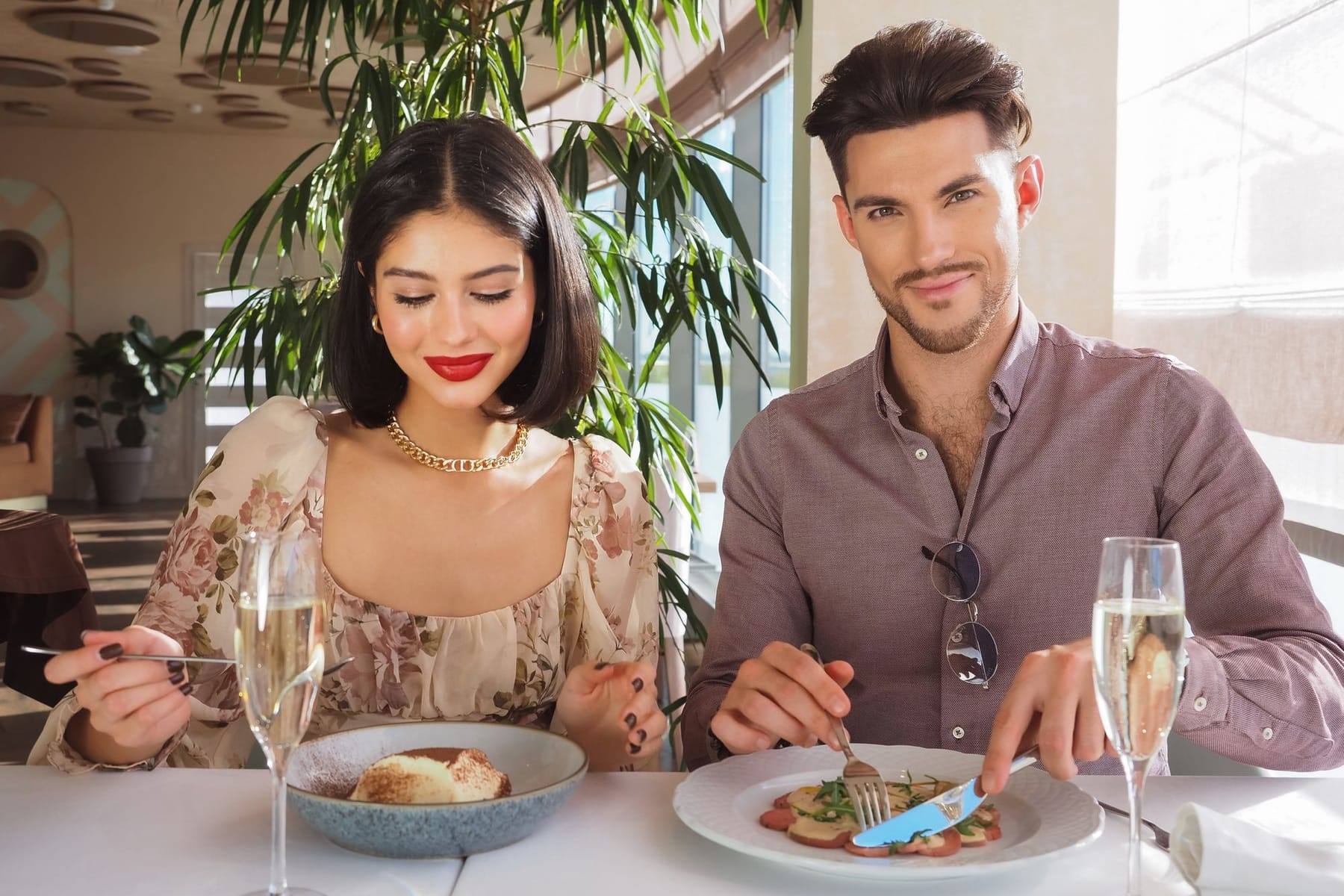 Casal em jantar à mesa de restaurante