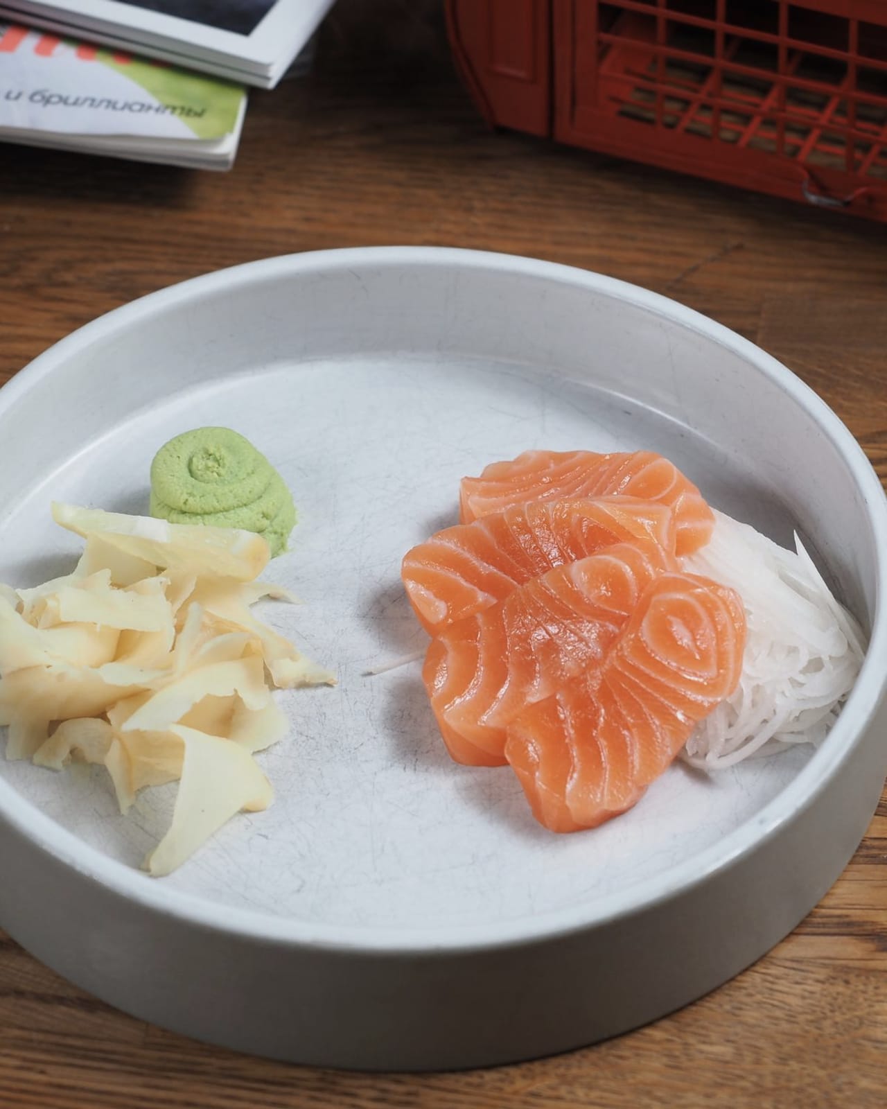 Fatias de salmão cru com wasabi e gengibre em prato claro