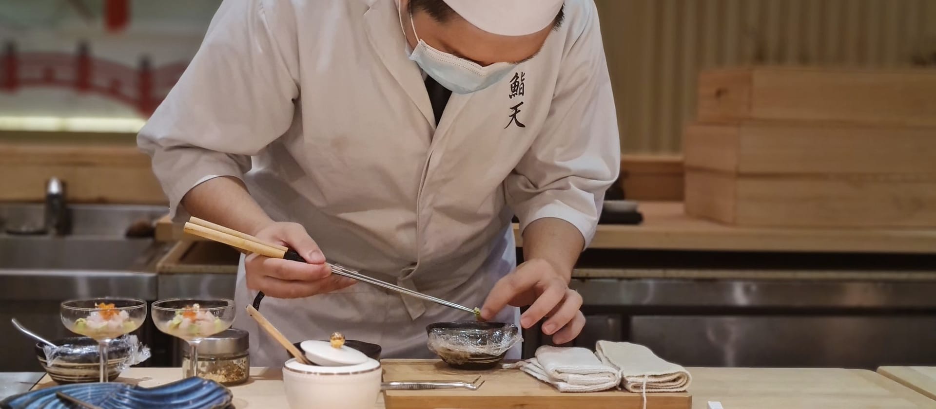 Chef preparando sashimi no balcão de restaurante