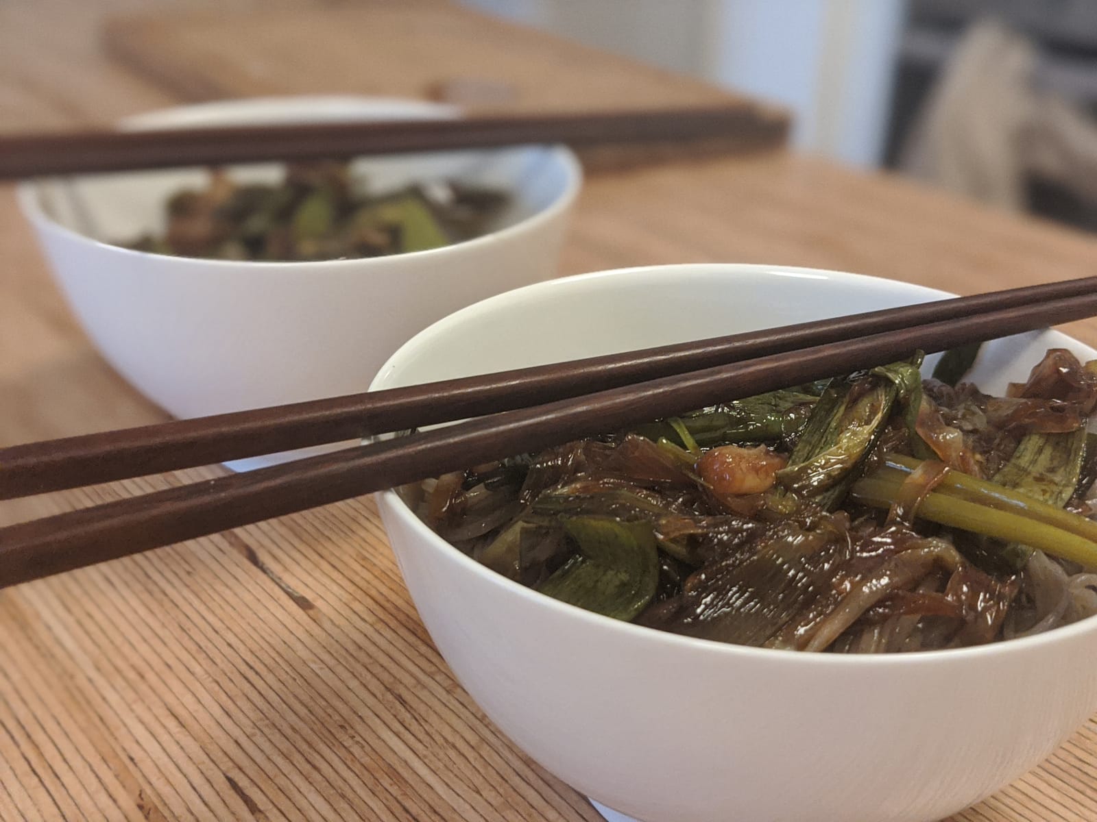 Duas tigelas de macarrão soba com hashi sobre a mesa